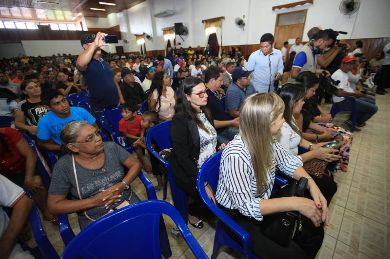 O produtor rural Nilson Corrêa da Silva, 23 anos, mora na comunidade Santo Ezequiel Moreno e produz alimentos em 700 hectares de terra na agrovila Acutipereira, no município de Portel, no arquipélago do Marajó. Mesmo morando e produzindo alimentos na comunidade, ele não possuía título de propriedade de terra. Para beneficiar produtores como Nilson, o governador Simão Jatene entregou, na manhã desta sexta-feira (23), títulos coletivos que beneficiaram mais de mil famílias. Os títulos também beneficiaram comunidades remanescentes de quilombos e povos tradicionais do município marajoara. O Pará foi o Estado que mais titulou áreas em prol dos remanescentes de quilombos no Brasil. Das 170 comunidades tituladas no país, 62 estão no Pará, sendo que destas 53 foram tituladas pelo Instituto de Terras do Pará (Iterpa).

FOTO: MÁCIO FERREIRA / AG. PARÁ
DATA: 23.03.2018
PORTEL - PARÁ <div class='credito_fotos'>Foto: MÁCIO FERREIRA/ AG. PARÁ   |   <a href='/midias/2018/originais/0f53dbc2-961b-49b0-b47f-0dbfbf7d4e63.jpg' download><i class='fa-solid fa-download'></i> Download</a></div>