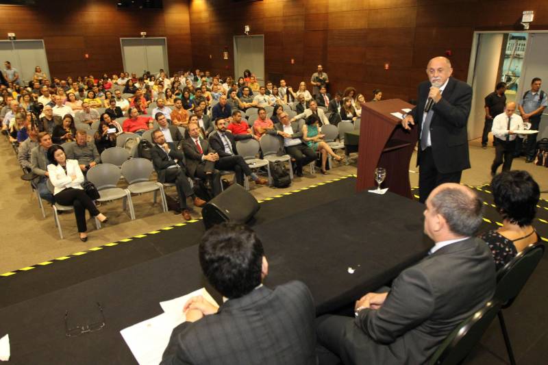 O governador Simão Jatene (foto) participou na manhã desta terça-feira, 27, da abertura do Seminário “Cadastro Ambiental Rural (CAR) 10 Anos: Avanços e Perspectivas”, promovido pela Secretaria de Meio Ambiente e Sustentabilidade (Semas), no Hangar – Centro de Convenções e Feiras da Amazônia. 

FOTO: CRISTINO MARTINS / AG. PARÁ
DATA: 27.11.2018
BELÉM - PARÁ <div class='credito_fotos'>Foto: Cristino Martins/Ag. Pará   |   <a href='/midias/2018/originais/0f544c5e-6e5d-49f0-bd96-5585897a97bf.jpg' download><i class='fa-solid fa-download'></i> Download</a></div>