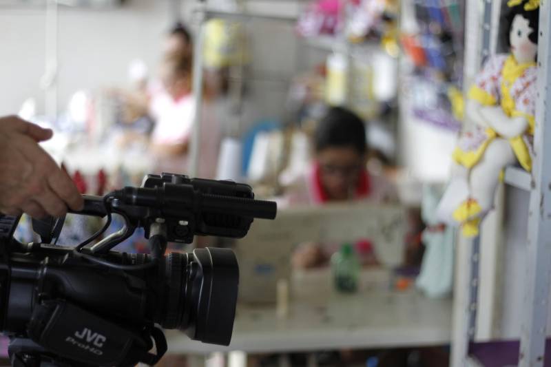 O repórter Daniel Gallas, correspondente internacional da BBC World News TV, com sede em Londres, na Europa, esteve em Ananindeua para conhecer o trabalho realizado por detentas do Centro de Recuperação Feminino (CRF), na Cooperativa Social de Trabalho Arte Feminina Empreendedora (Coostafe) - a primeira cooperativa formada exclusivamente por mulheres presas no Brasil.
FOTO: AKIRA ONUMA / ASCOM SUSIPE
DATA: 03.04.2018
BELÉM - PARÁ <div class='credito_fotos'>Foto: Akira Onuma / Ascom Susipe | <a href='/midias/2018/originais/0f65a66c-0f7a-4362-8255-5b02bb03930e.jpg' download><i class='fa-solid fa-download'></i> Download</a></div>