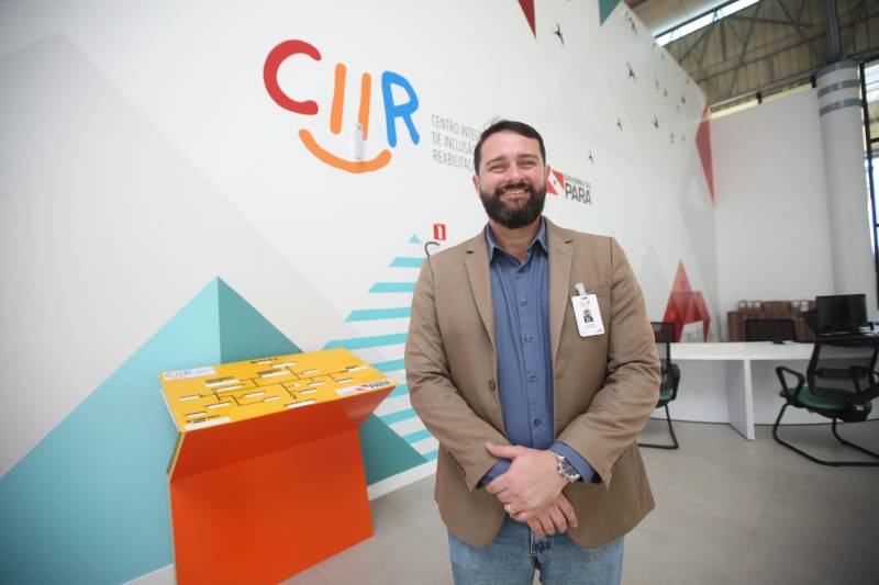 O Centro Integrado de Inclusão e Reabilitação (CIIR) inaugurado dia 30 de maio pelo Governo do Estado, passou por um período obrigatório de higienização ambiental, de calibração de equipamentos, de finalização do processo de capacitação dos seus mais de 200 colaboradores. O local vai garantir o atendimento de média e alta complexidade a partir da próxima segunda-feira, 18, com a oferta gradativa dos serviços até atingir sua plena capacidade de atendimento aos usuários do Sistema Único de Saúde (SUS). As Pessoas com Deficiência (PcD) só terão acesso aos serviços por meio de encaminhamento das Unidades de Referência Especializada (URE), da Secretaria Estadual de Saúde do Pará (Sespa). O encaminhamento ao Centro será feito pelo Sistema de Regulação (Sisreg). Outras duas formas de acesso serão por meio da Coordenadoria de Educação Especial da Secretaria de Educação do Estado (Seduc), exclusiva para alunos da rede pública; e do Centro Integrado de Inclusão e Cidadania da Secretaria de Estado de Assistência Social, Trabalho, Emprego e Renda (Seaster), para a comunidade em geral. No entanto, todos passarão por triagem e, posteriormente, serão direcionadas a partir do Sisreg para o CIIR. O diretor executivo do complexo, o administrador José Luz Batista (foto) Neto informa que não haverá atendimento espontâneo ou qualquer tipo de inscrição ou cadastramento no CIIR. “Todos os usuários devem ter agendamento prévio para atendimento via regulação estadual”, destacou o gestor.
FOTO: THIAGO GOMES / AG. PARÁ
DATA: 25.05.2018
BELÉM - PARÁ <div class='credito_fotos'>Foto: Thiago Gomes /Ag. Pará | <a href='/midias/2018/originais/0f66ac15-93df-41f8-813b-b814dc3355a5.jpg' download><i class='fa-solid fa-download'></i> Download</a></div>