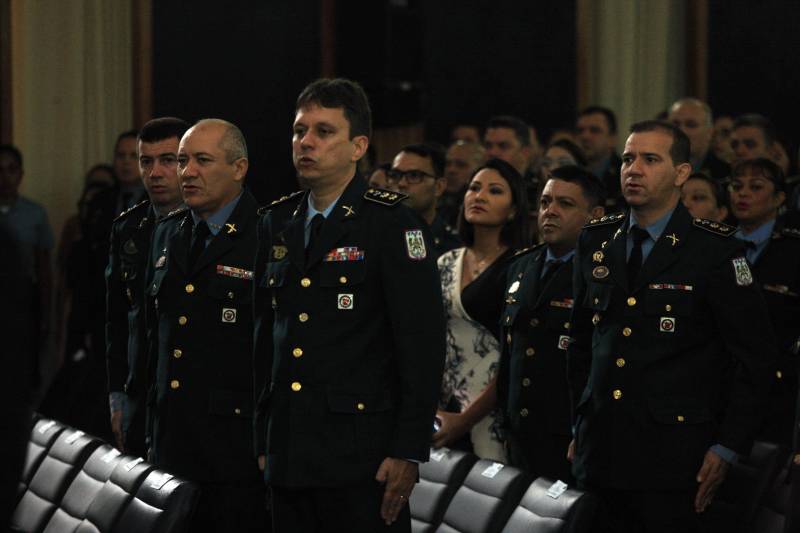 A Secretaria de Estado de Segurança Pública e Defesa Social (Segup), por meio do Instituto de Ensino de Segurança Pública (Iesp), realizou, nesta quarta-feira, 28, no auditório do Ciaba, as formaturas das turmas do Curso Superior de Polícia e Bombeiro Militar CSPBM/2018- Especialização em Gestão Estratégica e Defesa Social e dos cursos de Aperfeiçoamento de Oficiais- CAO/2018 da Polícia Militar do Pará e do Corpo de Bombeiros Militar do Pará- Especialização em Defesa Social em Cidadania.

FOTO: SIDNEY OLIVEIRA / AG. PARÁ
DATA: 28.11.2018
BELÉM - PARÁ <div class='credito_fotos'>Foto: Sidney Oliveira/Ag. Pará   |   <a href='/midias/2018/originais/0f6a69f1-e02f-4ad4-b45f-cd786fd116f6.jpg' download><i class='fa-solid fa-download'></i> Download</a></div>