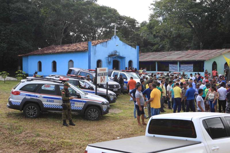 A agenda de fortalecimento das gestões municipais por meio da integração entre governo do Estado e prefeituras teve novo capítulo nesta segunda-feira (4) em Bragança, no nordeste do Pará, com a celebração de convênios que viabilizam obras e serviços nas áreas de infraestrutura e educação. A secretária extraordinária de Municípios Sustentáveis, Izabela Jatene, cumpriu agenda no município, pela manhã, ao lado de deputados federais e estaduais e autoridades locais. Na ocasião, ela entregou 16 novas viaturas para a Polícia Militar, para reforçar o trabalho de segurança pública na região. A cerimônia de assinatura dos convênios ocorreu no salão paroquial da comunidade Imaculada Conceição, às margens da Rodovia PA-112. “O governo do Estado está aqui hoje para cumprir mais uma agenda que tem como objetivo garantir autonomia às gestões municipais por meio da pactuação com o Estado. Vale lembrar que isso só é possível porque o Pará tem contas equilibradas que permitem que os investimentos não parem e porque Bragança está com a situação fiscal em dia. E, claro, porque vocês pagaram seus impostos”, frisou Izabel Jatene.

FOTO: RODOLFO OLIVEIRA / AG. PARÁ
DATA: 04.06.2018
BELÉM - PARÁ <div class='credito_fotos'>Foto: Rodolfo Oliveira/Ag. Pará   |   <a href='/midias/2018/originais/0f6aefc3-3711-4b11-8dea-578b484d2127.jpg' download><i class='fa-solid fa-download'></i> Download</a></div>