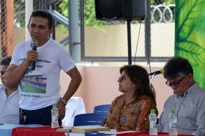 “A escola é um sonho”. Quem expressou esse sentimento foi o aluno do 3º ano do Ensino Médio, Renan Abreu, durante a entrega da obra de reforma e ampliação da Escola Estadual de Ensino Fundamental e Médio Emanuel Salgado Vieira, no município de Juruti, realizada na manhã desta quarta-feira (5), pela secretária de Estado de Educação, Ana Cláudia Serruya Hage. “Hoje recebemos a escola totalmente reformada e ampliada; já passamos por várias batalhas, lutamos para este sonho se tornar realidade, vivemos momentos difíceis, somos vitoriosos e teremos uma visão diferente da escola, estamos muito felizes e realizados”, complementa o estudante. Na foto, o diretor da escola Luis Aldrin Santarém Marturano (ao microfone).

FOTO: FERNANDO NOBRE / ASCOM SEDUC
DATA: 05.12.2018
JURUTI - PARÁ <div class='credito_fotos'>Foto: FERNANDO NOBRE/ASCOM SEDUC   |   <a href='/midias/2018/originais/0f70e873-a7c1-459b-8d88-d33274593891.jpg' download><i class='fa-solid fa-download'></i> Download</a></div>