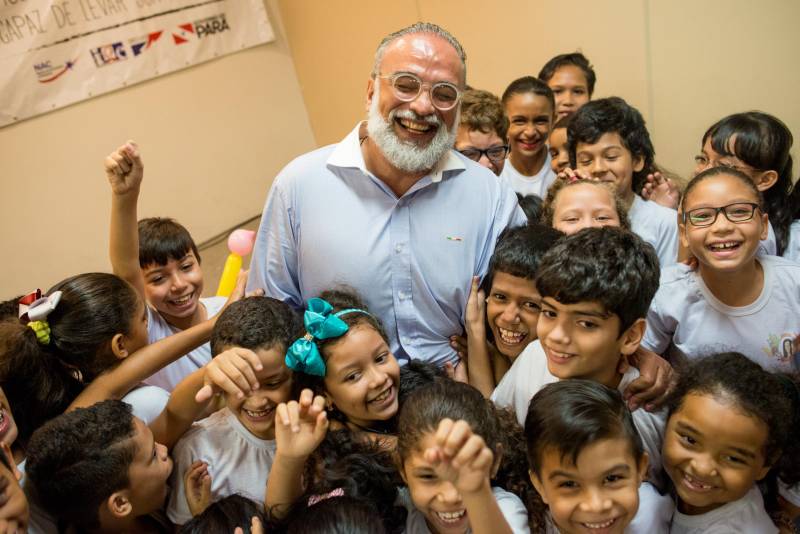 “A cultura tem o poder de emocionar”. A frase dita pela professora Ruth Valin marcou o tom do Sarau Literário na manhã desta sexta-feira, 8, no Preventório Santa Terezinha, no bairro do Marco, em Belém, que contou com a presença do escritor paraense Daniel Leite (com barba), homenageado pelas crianças atendidas pela instituição e os alunos da Escola Estadual Santa Terezinha, que funciona no mesmo prédio. Elas cantaram músicas infantis e recitaram trechos das obras “A história das crianças que plantaram um rio” e “A menina árvore”, de Daniel Leite, além de apresentar uma dramatização sobre a primeira obra. Muito concentrados e com a leitura bem ensaiada, os pequeninos emocionaram a todos, principalmente o escritor convidado para o sarau. Segundo a professora Odinéia Bastos, que orientou os alunos na leitura do livro “A história das crianças que plantaram um rio”, elas soltaram a imaginação durante a leitura da obra, e dessa viagem saíram desenhos, pinturas, colagens e poemas, que enfeitaram o auditório e os corredores da instituição, encantando a todos os presentes.
FOTO: FERNANDO SETTE CÂMARA / ASCOM IOE
DATA: 08.06.2018
BELÉM - PARÁ <div class='credito_fotos'>Foto: FERNANDO SETTE CÂMARA / ASCOM IOE | <a href='/midias/2018/originais/0f9274c3-d6d7-4990-868d-31ac41468e55.jpg' download><i class='fa-solid fa-download'></i> Download</a></div>