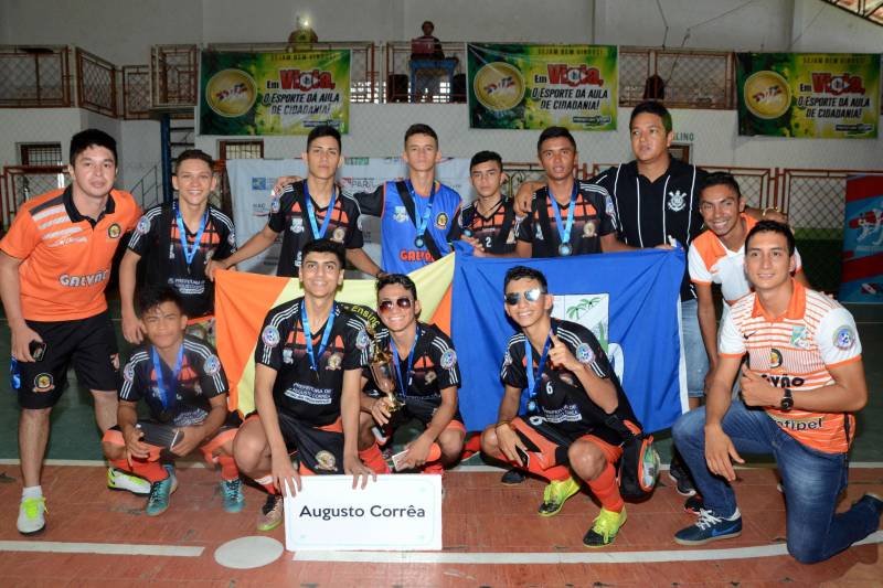 As escolas estaduais dos municípios de Vigia, Augusto Corrêa e Benevides venceram a primeira regional dos Jogos Estudantis Paraenses (Jeps), que chegou ao fim neste sábado, 5, em Vigia de Nazaré, no nordeste paraense, após cinco dias de competição. As vagas no Handebol Masculino e Feminino B (atletas de 15 a 17 anos) ficaram com as escolas de Vigia: Escola Técnica de Vigia (EETEPA) e Escola Estadual Bertoldo Nunes, respectivamente. Também no Handebol Feminino, categoria A (12 a 14 anos), a vitória foi da Escola Barão do Guajará, de Vigia. Os Jeps ocorrem há 60 anos por iniciativa do Governo do Estado por meio do Núcleo de Esporte e Lazer (NEL) da Secretaria de Estado de Educação (Seduc), com apoio das prefeituras municipais. Na foto, time campeão de futsal da escola Professor Galvão, de Augusto Corrêa.
FOTO: FERNANDO NOBRE / ASCOM SEDUC
DATA: 05.05.2018
VIGIA - PARÁ <div class='credito_fotos'>Foto: FERNANDO NOBRE/ASCOM SEDUC | <a href='/midias/2018/originais/0f9540f7-a00a-4b7d-912d-d89d5b95ecd2.jpg' download><i class='fa-solid fa-download'></i> Download</a></div>