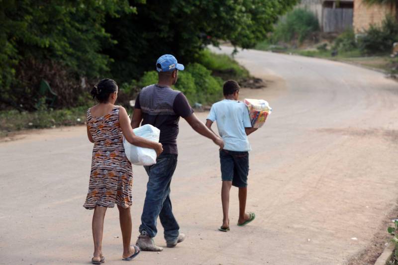 O Governador do Pará, Simão Jatene, esteve durante esta sexta-feira (13) no município de Paragominas. Além de visitar as áreas afetadas pela enxurrada que ocorreu na madrugada da quinta-feira (12), ele conversou com moradores atingidos, reuniu com autoridades municipais, secretários de estado, com o Corpo de Bombeiros e a Defesa Civil para traçar as metas e ações a serem cumpridas para restabelecer a normalidade na cidade. A forte enxurrada, que durou toda a madrugada, alagou cerca de 40% da cidade e atingiu 350 famílias. Até o momento, 13 locais foram adequados para funcionar como abrigo, entre escolas, associações, ginásios, entre outros, para receber desabrigados e desalojados.

FOTO: SIDNEY OLIVEIRA / AG. PARÁ
DATA: 13.04.2018
PARAGOMINAS - PARÁ <div class='credito_fotos'>Foto: Sidney Oliveira/Ag. Pará   |   <a href='/midias/2018/originais/0f983079-e77e-4e16-9532-afc41d26d2db.jpg' download><i class='fa-solid fa-download'></i> Download</a></div>