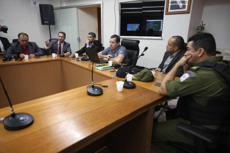 Em reunião realizada na manhã desta segunda-feira (28), na sede da Secretaria de Segurança Pública e Defesa Social do Pará (Segup), órgãos da área de segurança do Estado e de serviços essenciais definiram estratégias de enfrentamento à crise provocada pela greve dos caminhoneiros.

FOTO: RODOLFO OLIVEIRA / AG. PARÁ
DATA: 28.05.2018
BELÉM - PARÁ <div class='credito_fotos'>Foto: Rodolfo Oliveira/Ag. Pará   |   <a href='/midias/2018/originais/0f98bfb8-9547-4066-9f6e-0b17a1d2b5ab.jpg' download><i class='fa-solid fa-download'></i> Download</a></div>