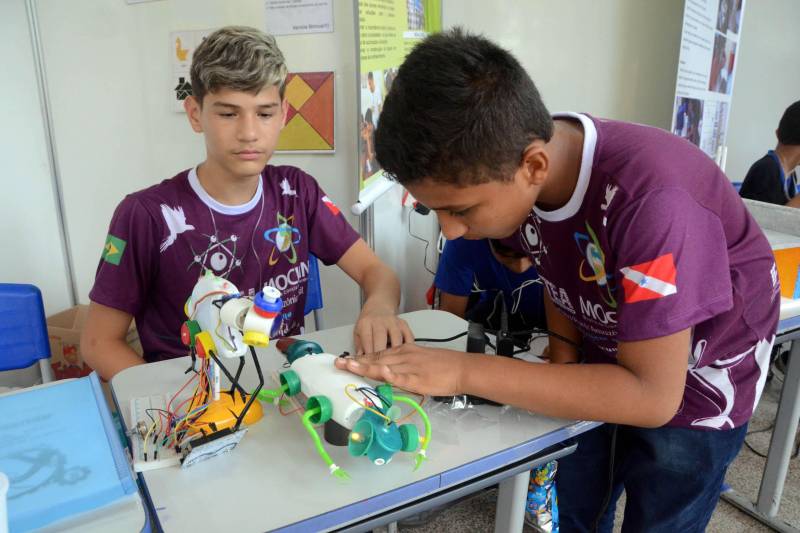 Agentes potenciais para transformação social, alunos da rede estadual participaram da I TechCamp Pará, uma iniciativa voltada à aprendizagem ativa, que engloba projetos e desafios nas áreas de ciência, tecnologia, engenharia e matemática. A apresentação dos projetos ocorreu nesta sexta-feira (14), na Escola Estadual Augusto Meira, em Belém, e reuniu mais de mil pessoas.

FOTO: ASCOM SEDUC
DATA: 13.12.2018
BELÉM - PARA <div class='credito_fotos'>Foto: ASCOM SEDUC   |   <a href='/midias/2018/originais/0f9e0362-b06b-4ddc-b47d-3105466506c8.jpg' download><i class='fa-solid fa-download'></i> Download</a></div>