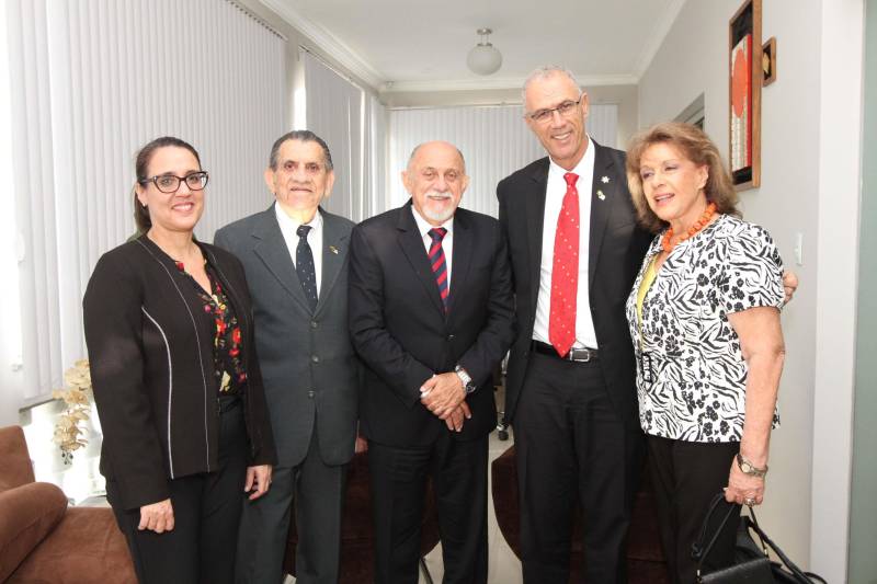 Segurança, tecnologia, educação e recursos hídricos foram alguns dos temas em pauta durante encontro entre o governador Simão Jatene e o embaixador de Israel no Brasil, Yossi Shelley, na tarde desta quarta-feira (13), no Palácio do Governo, em Belém. A reunião também contou presença do presidente do Centro Israelita do Pará, Marcos Soares e dos representantes da comunidade israelita, Ana Bentes Bloch e Elias Ramiro Bentes. Com a visita, o País do oriente médio busca estreitar as relações com o Estado e iniciar a construção de parcerias e cooperações em setores estratégicos como ciência, tecnologia e conhecimento. Entre os temas debatidos está a questão da segurança. Israel possui, por exemplo, uma grande expertise em tecnologias utilizadas na área. “Temos um grande conhecimento no que diz respeito à tecnologia para a segurança. Apresentamos algumas utilizadas em nosso País, como softwares de monitoramento, rastreamento, entre outros, que podem ser interessantes para o governo do Pará”, afirmou o embaixador Yossi Shelley. As possibilidades de contribuição também incluem intercâmbios e capacitação profissional na área.

FOTO: CRISTINO MARTINS / AG. PARÁ
DATA: 13.06.2018
BELÉM - PARÁ <div class='credito_fotos'>Foto: Cristino Martins/Ag. Pará   |   <a href='/midias/2018/originais/0fa9e5dd-3490-4e11-b510-9092a983c674.jpg' download><i class='fa-solid fa-download'></i> Download</a></div>