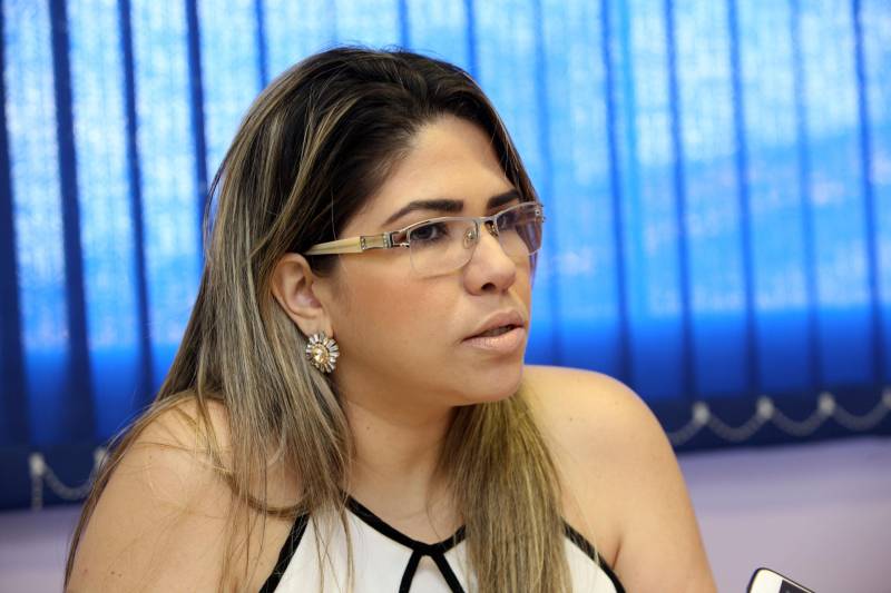 Próxima de completar 12 anos em 2018, a Lei Maria da Penha vem se consolidando como a mais importante ferramenta contra a violência de gênero no Brasil. Para a psicóloga Priscilla Taveira (foto), do Pro Paz Mulher, a medida foi um ganho importante. Com ele, haverá um fortalecimento na garantia da busca dos direitos dessas mulheres.
FOTO: SIDNEY OLIVEIRA / AG. PARÁ
DATA: 02.05.2018
BELÉM - PARÁ <div class='credito_fotos'>Foto: Sidney Oliveira/Ag. Pará | <a href='/midias/2018/originais/0fcbff91-3c4e-4260-95ee-47f9cce1a8fa.jpg' download><i class='fa-solid fa-download'></i> Download</a></div>