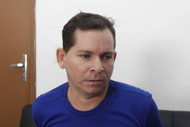 A Superintendência do Sistema Penitenciário do Estado (Susipe) realiza durante todo o mês de junho um mutirão com atendimento social, judiciário e de saúde no Complexo Prisional de Marituba, onde estão localizados os Presídios Estaduais Metropolitanos I, II e III. Nesta quarta-feira (13) a ação ocorreu no PEM II. O objetivo do mutirão é realizar um atendimento multidisciplinar para identificar as situações jurídicas, sociais, de saúde e educação de todos os 495 detentos custodiados no local. “Agora, os mutirões ficaram mais dinâmicos, pois iremos realizar um atendimento multidisciplinar envolvendo as diversas áreas de atuação da Susipe. Na parte jurídica será feito a atualização do nosso sistema de controle prisional, durante o atendimento ao preso. No setor social iremos avaliar se o preso tem seus documentos válidos, e iremos providenciar a emissão de quem não os possui. Vamos avaliar, também, a escolaridade e providenciar estudo para os presos que quiserem dar continuidade a sua formação, além de acelerar os atendimentos médicos, psicossociais e odontológicos na unidade prisional”, explicou Waléria Albuquerque, coordenadora do mutirão. Na foto, o interno Márcio da Silva, 40 anos.

FOTO: AKIRA ONUMA / ASCOM SUSIPE
DATA: 13.06.2018
BELÉM - PARÁ <div class='credito_fotos'>Foto: Akira Onuma / Ascom Susipe   |   <a href='/midias/2018/originais/0fcfe9c9-c0d5-48d7-9daf-7c3d04300efb.jpg' download><i class='fa-solid fa-download'></i> Download</a></div>