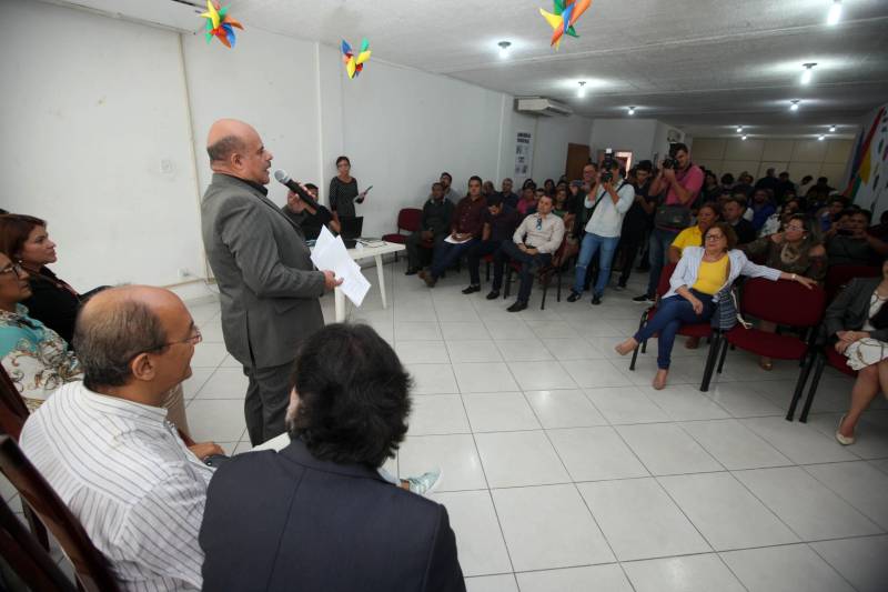 Trinta Conselhos Tutelares do Pará ganharam equipamentos para melhorar o atendimento e garantir os direitos das crianças e dos adolescentes no Estado em cerimônia realizada nesta quinta-feira (05) no auditório da Secretaria de Estado de Assistência Social, Trabalho, Emprego e Renda (Seaster). Durante a manhã foram entregues 39 kits para conselhos de 30 municípios. Cada kit é formado por veículo, geladeiras e computadores. Os veículos, entre carros e lanchas, darão infraestrutura de locomoção necessária e adequada para o desempenho das ações do órgão. Os equipamentos foram adquiridos pelo Governo do Pará por meio de emenda parlamentar do deputado Arnaldo Jordy e ajudarão a equipar e reestruturar a rede do Sistema de Garantia de Diretos da Criança e do Adolescente do Estado. Ao todo foram entregues 37 carros, duas lanchas, 39 geladeiras e 78 computadores. Na foto, o titular da Seaster, Heitor Pinheiro.
FOTO: SIDNEY OLIVEIRA / AG. PARÁ
DATA: 05.07.2018
BELÉM - PARÁ <div class='credito_fotos'>Foto: Sidney Oliveira/Ag. Pará | <a href='/midias/2018/originais/0fd36ad1-7b70-4885-8711-1fe1c4388d0b.jpg' download><i class='fa-solid fa-download'></i> Download</a></div>