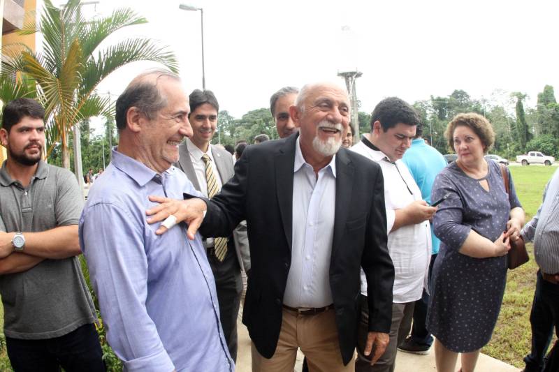 O Parque de Ciência e Tecnologia Guamá (PCT Guamá), em Belém, ganhou um novo prédio para solidificação das ações de incremento ao desenvolvimento socioeconômico do Estado, o Espaço Empreendedor. A cerimônia de inauguração, na quarta-feira (07), foi conduzida pelo governador Simão Jatene e o titular da Secretaria de Estado de Ciência, Tecnologia e Educação Profissional e Tecnológica (Sectet), Alex Fiúza de Mello.
FOTO: CRISTINO MARTINS / AG. PARÁ
DATA: 07.03.2018
BELÉM - PARÁ <div class='credito_fotos'>Foto: Cristino Martins/Ag. Pará | <a href='/midias/2018/originais/0fd5ef77-d57d-4f0d-82ca-5b710f1cce5e.jpg' download><i class='fa-solid fa-download'></i> Download</a></div>