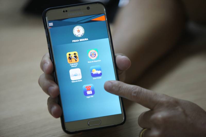 O Sistema Estadual de Segurança Pública conta cada vez mais com a tecnologia para levar serviços à população. Este ano, entre as novidades estão os dois aplicativos para celular e tablet que o Corpo de Bombeiros Militar do Pará (CBMPA) está lançando na Operação Verão 2018. São eles o Praia Segura (foto) e Emergência APP. “Esses aplicativos vão ajudar para que possamos prestar um serviço cada vez melhor à população, com mais rapidez e qualidade, sempre visando à segurança dos veranistas nesse período de férias. Queremos, principalmente, diminuir o tempo resposta nos casos de acidentes de trânsito, e facilitar a vida dos pais que perdem seus filhos nas praias”, explicou o coronel, Andrei Vicente da Costa, diretor de Telemática e Estatística do Corpo de Bombeiros.
FOTO: SIDNEY OLIVEIRA / AG. PARÁ
DATA: 27.06.2018
BELÉM - PARÁ <div class='credito_fotos'>Foto: Sidney Oliveira/Ag. Pará | <a href='/midias/2018/originais/0fd65900-9705-491e-bc47-96c9c1d4337f.jpg' download><i class='fa-solid fa-download'></i> Download</a></div>