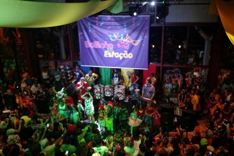 Quem optou por ficar na cidade para fugir do tumulto nesse feriado encontrou uma boa programação para a terça-feira de Carnaval. O Bailinho da Estação das Docas reuniu gerações em torno da folia de Momo. Embaladas pelo grupo Sambloco e pelas Crias do Curro Velho elas fizeram a festa no Armazém 3 e também na orla do complexo, dando vida a super-heróis, dançarinas, pierrôs, palhaços e outros personagens.
FOTO: ASCOM OS PARÁ 2000
DATA: 13.02.2018
BELÉM - PARÁ <div class='credito_fotos'>Foto: ASCOM OS PARÁ 2000 | <a href='/midias/2018/originais/0fd74ec6-cbc7-4055-b452-ef028cf75855.jpg' download><i class='fa-solid fa-download'></i> Download</a></div>