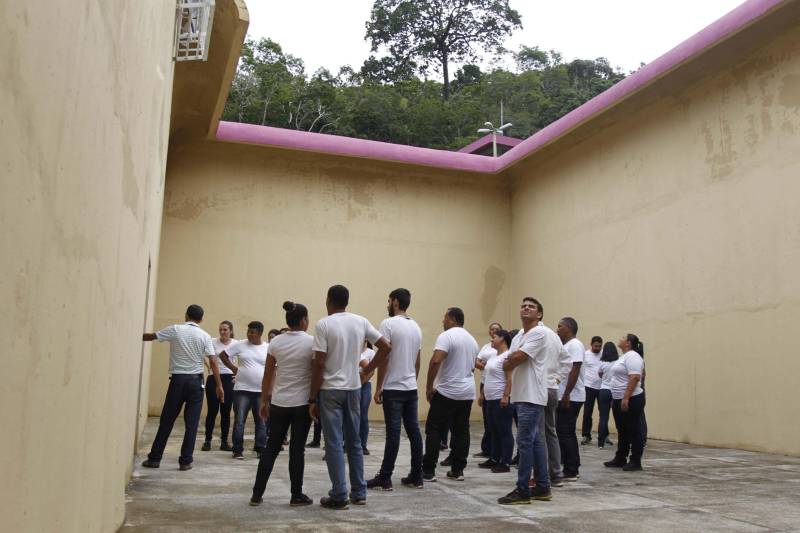 Mais de 250 pessoas se candidataram para concorrer a uma das 37 vagas de agentes penitenciários, ofertadas no Processo Seletivo Simplificado (PSS), da Superintendência do Sistema Penitenciário do Estado (Susipe). Os novos servidores irão trabalhar no novo Centro de Recuperação Feminino (CRF Santarém), em Santarém, no oeste do Estado que deve ser ativado até o final deste mês. O processo seletivo foi organizado pela Escola de Administração Penitenciário (EAP) da Susipe e contou com três fases: inscrição, análise curricular e pesquisa social. O curso de treinamento dos candidatos é realizado em Santarém.
FOTO: AKIRA ONUMA / ASCOM SUSIPE
DATA: 17.04.2018
SANTARÉM - PARÁ <div class='credito_fotos'>Foto: Akira Onuma / Ascom Susipe | <a href='/midias/2018/originais/0fd966f6-ef89-4f5b-98c5-3f3692701aa5.jpg' download><i class='fa-solid fa-download'></i> Download</a></div>
