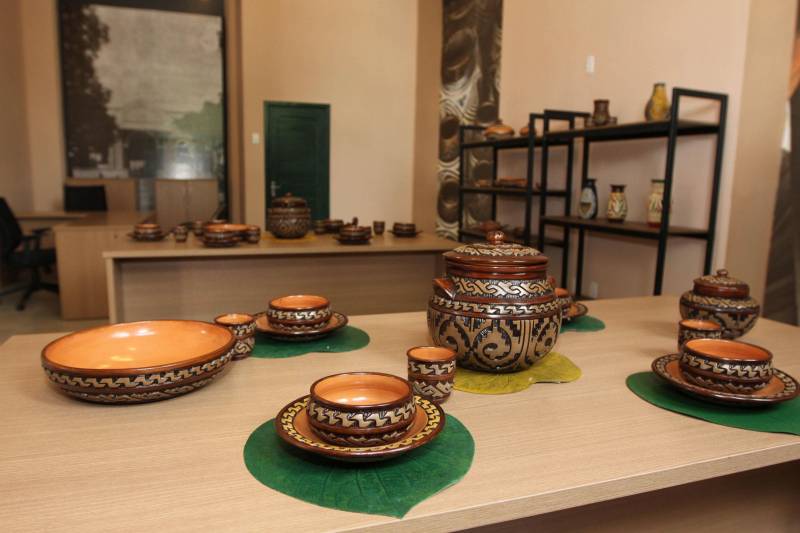 O Governo do Pará entregou nesta quarta-feira, 26, o prédio restaurado da antiga Estação de Trem de Icoaraci (foto). A entrega foi feita pelo governador Simão Jatene. “Estamos recuperando um pedaço importante da história de Belém, de todo o Pará”, disse o governador. Após cinco meses de reforma, a antiga Estação Ferroviária de São João de Pinheiro, atual Icoaraci, foi entregue totalmente restaurada. Há pelo menos 35 anos, o espaço era ocupado pela Cooperativa de Artesãos de Icoaraci (Coarti) e agora vai servir para comercialização e exposição de artesanato, além de espaço para eventos culturais. “Será um espaço multiuso, para manifestações culturais, manifestações sociais e, claro, para a comercialização de artesanato, que é o carro-chefe de Icoaraci”, disse o secretário de estado de Desenvolvimento Econômico, Mineração e Energia (Sedeme), Hildegardo Nunes.

FOTO: CRISTINO MARTINS / AG. PARÁ
DATA: 26.12.2018
ICOARACI - PARÁ <div class='credito_fotos'>Foto: Cristino Martins/Ag. Pará   |   <a href='/midias/2018/originais/0fda163f-18d3-4701-97ec-328ad483dcd9.jpg' download><i class='fa-solid fa-download'></i> Download</a></div>