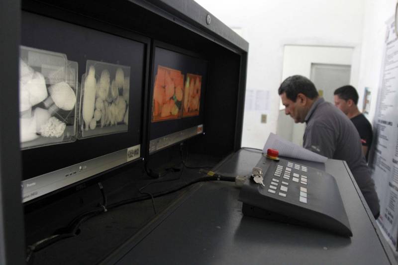 A Superintendência do Sistema Penitenciário do Estado (Susipe) adquiriu novos equipamentos para reforçar a segurança nas 46 unidades prisionais do Estado. Foram investidos cerca de R$ 10 milhões do total de recursos destinados ao Pará pelo Fundo Penitenciário Nacional (Funpen), em 2017 - o montante foi de mais de R$ 44 milhões de reais. O recurso foi utilizado na compra de rádios comunicadores, raquetes, algemas, banquetas e equipamentos de raio x, furgão-cela, caminhão-cela, contratação de serviço de bloqueio de celular e equipamentos de tecnologia da informação, além de armamento que será utilizado pelos novos agentes prisionais concursados.
FOTO: AKIRA ONUMA / ASCOM SUSIPE
DATA: 09.03.2018
BELÉM - PÁRA <div class='credito_fotos'>Foto: Akira Onuma / Ascom Susipe | <a href='/midias/2018/originais/0fdc2b61-6763-4259-89d8-94b7221f38f5.jpg' download><i class='fa-solid fa-download'></i> Download</a></div>