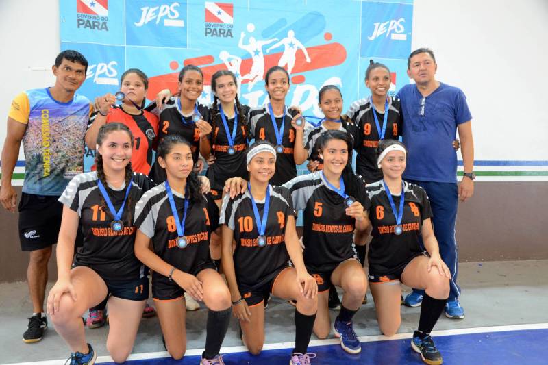 Emoção. Este foi o sentimento predominante nas partidas finais da regional de Carajás dos Jogos Estudantis Paraenses (Jeps), realizadas neste sábado (26), no Ginásio Poliesportivo de Parauapebas. Desta etapa, os municípios de Marabá, Parauapebas, Rondon do Pará, Jacundá e Bom Jesus do Tocantins são as delegações campeãs e, em junho, vão participar da etapa Estadual, em Belém. Na foto, handebol - Rondon do Pará (Escola Estadual Dr. Dionísio Bentes de Carvalho)
FOTO: FERNANDO NOBRE / ASCOM SEDUC
DATA: 26.05.2018
PARAUAPEBAS - PARÁ <div class='credito_fotos'>Foto: FERNANDO NOBRE/ASCOM SEDUC | <a href='/midias/2018/originais/0fde2b89-594a-43c7-98b5-7707b18fd070.jpg' download><i class='fa-solid fa-download'></i> Download</a></div>