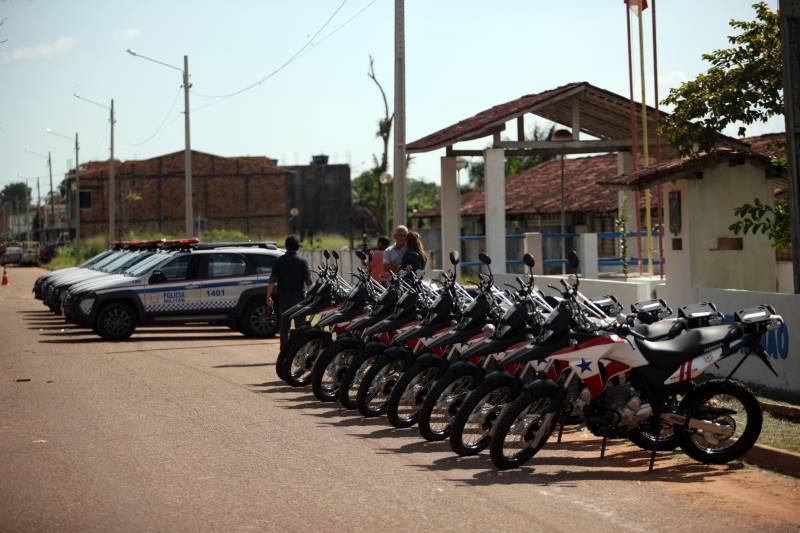Os batalhões de Policiamento da PM de Barcarena (foto) e Abaetetuba, no Baixo Tocantins, receberam na tarde desta quinta-feira (21), 14 viaturas e 20 motocicletas para o reforço da segurança pública nas cidades. Os dois municípios pertencem ao Comando de Policiamento Regional IX, que realiza o policiamento em 10 municípios da região. O CPR IX também está formando 134 novos policias que deverão ser integrados ao policiamento no mês de julho. Participaram da entrega o comandante geral da PM, coronel Hilton Benigno, o presidente da Assembleia Legislativa do Pará (Alepa), deputado estadual Márcio Miranda e os deputados Ana Cunha e Celso Sabino. O coronel Hilton Benigno comentou que toda a frota de veículos da PM foi renovada. “A renovação traz melhores condições de trabalho ao policial”, afirmou.
FOTO: THIAGO GOMES / AG. PARÁ
DATA: 21.06.2018
BARCARENA - PARÁ <div class='credito_fotos'>Foto: Thiago Gomes /Ag. Pará | <a href='/midias/2018/originais/0fe004e4-a75c-43b4-af7c-19f4e433a0da.jpg' download><i class='fa-solid fa-download'></i> Download</a></div>