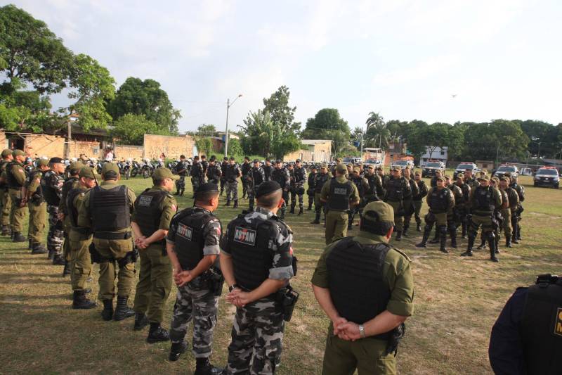Mais de 150 agentes de segurança realizaram a Operação Arcanjo (foto), no Bairro do Tapanã, em Belém, no final da tarde desta quinta feira (1º). As ações foram concentradas no Tapanã, onde nos últimos dias ocorreram 10 homicídios e cinco confrontos armados. O policiamento na área é feito pelo 24º Batalhão da Polícia Militar. A operação teve o reforço no patrulhamento, inclusive com o Grupamento Aéreo. As ações policiais ostensivas de enfrentamento à criminalidade estão sendo intensificadas. O coronel PM Luiz Carlos Rayol de Oliveira, titular do Comando de Policiamento da Capital (CPC I), informou que a megaoperação já está sendo realizada regularmente na Região Metropolitana de Belém. As ações no Tapanã foram reforçadas devido aos últimos homicídios. “Nosso objetivo é trazer a paz e a tranquilidade aos moradores do bairro. Nós percebemos, através do mapeamento criminal, que as ocorrências se elevaram, e estamos dando resposta à sociedade”, ressaltou.
FOTO: SIDNEY OLIVEIRA / AG. PARÁ
DATA: 01.11.2018
BELÉM - PARÁ <div class='credito_fotos'>Foto: Sidney Oliveira/Ag. Pará | <a href='/midias/2018/originais/0fe09ab4-4f69-4ba6-aa0c-78bdaea317ca.jpg' download><i class='fa-solid fa-download'></i> Download</a></div>