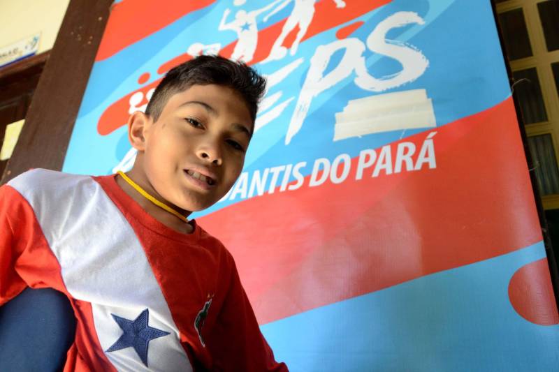 A Secretaria de Estado de Educação (Seduc), por meio do Núcleo de Esporte e Lazer (NEL), promove oficinas de capacitação destinada a professores e técnicos das escolas dos municípios participantes da XI edição dos Jogos Paralímpicos Escolares Paraenses, visando destacar a importância do incentivo à prática de esportes por pessoas com deficiência (PcD). As oficinas ocorrem paralelamente à competição, que será encerrada nesta sexta-feira (29), em Marabá, no sudeste do Estado, com disputas nas modalidades atletismo, bocha e natação. No Ginásio Renato Veloso ocorreu a oficina de goaball, único esporte criado exclusivamente para deficientes visuais. A modalidade esportiva, que foi implantada de forma pioneira no Estado para ser praticado por estudantes da Unidade de Ensino Especializada Álvares de Azevedo, está sendo levada a outros municípios paraenses. Na foto, o paratleta Luis dos Santos Rosário, 12 anos.
FOTO: FERNANDO NOBRE / ASCOM SEDUC
DATA: 29.06.2018
MARABÁ - PARÁ <div class='credito_fotos'>Foto: FERNANDO NOBRE/ASCOM SEDUC | <a href='/midias/2018/originais/0fe5681c-df1f-49b0-b896-aa62ed66905a.jpg' download><i class='fa-solid fa-download'></i> Download</a></div>