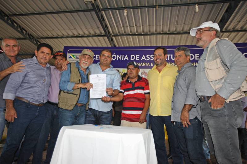 Onze municípios do sul e sudeste paraense recebem recursos do Estado para recuperar ruas e vicinais atingidas pelas enchentes e fortes chuvas que caem na região. Em agenda oficial nesta sexta-feira (6), o governador Simão Jatene assinou, pela manhã, no Parque de Exposições Valeu Boi Leilões, em Rio Maria, os convênios que garantem o repasse de cerca de R$ 4 milhões. As obras de caráter emergencial serão executadas pelas prefeituras em parceria com a Secretaria de Estado de Transportes (Setran). O objetivo é recuperar a trafegabilidade nessas localidades e assegurar o direito de ir e vir da população. Na manhã desta sexta, foram assinados nove convênios (foto), com os municípios de Redenção, Pau D’Arco, São Félix do Xingu, Santa Maria das Barreiras, Tucumã, Água Azul do Norte, Xinguara, Bannach e Rio Maria. Além da Setran, participam da ação o Centro Regional de Governo do Sudeste do Pará e a Defesa Civil. “O valor do investimento em cada município vai depender da necessidade verificada pelas equipes do Estado e das prefeituras. O recurso não será usado para reconstruir vias, mas para restabelecer a trafegabilidade”, disse o secretário de Transportes, Kléber Menezes.
FOTO: ANTÔNIO SILVA / AG. PARÁ
DATA: 06.04.2018
RIO MARIA - PARÁ <div class='credito_fotos'>Foto: Antônio Silva/Ag. Pará | <a href='/midias/2018/originais/0ff10418-83e5-4b8b-ac8b-722d644c1a55.jpg' download><i class='fa-solid fa-download'></i> Download</a></div>