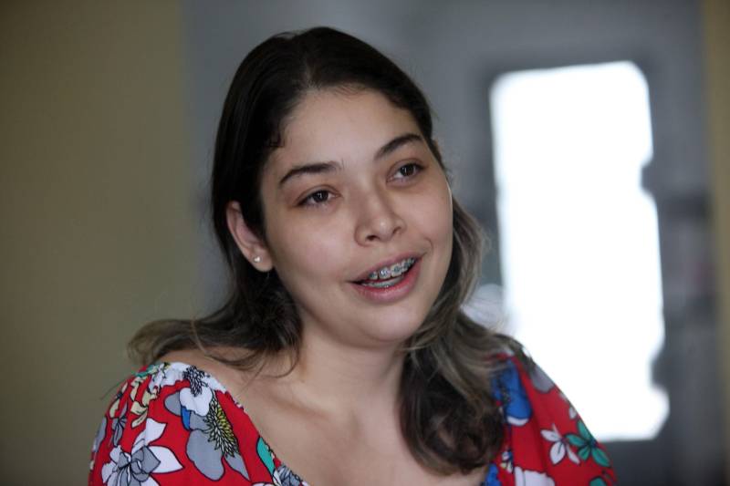 Salvar vidas tem sido a principal missão do Banco de Leite da Fundação Santa Casa de Misericórdia do Pará, referência no Estado em captação de leite humano. Desde que foi criado, em 1987, ele conta com a solidariedade e o trabalho de diversos atores, fundamentais para a sua existência. Dentre eles, estão mães lactantes que disponibilizam um pouco de tempo e atenção para alimentar outras crianças, que nem chegam a conhecer. Uma das mulheres mais visitadas pela equipe dos Bombeiros, nos últimos tempos, é a jovem Paula Góes (foto), de 28 anos. Mãe há 11 meses, ela conta como começou a fazer as doações. “Soube do Banco de Leite e da importância dele quando fui estagiária da Santa Casa, em 2014. Na época, disse que quando fosse mãe iria amamentar meu filho e, se pudesse, doaria o excedente. Foi o que aconteceu. O Lourenzo nasceu ano passado e desde então comecei as doações. Tinha muito leite, meu peito endurecia e doía. As doações ajudaram não só a aliviar meu desconforto, como também, com certeza ajudaram a vários filhos de leite que ganhei”, contou.
FOTO: SIDNEY OLIVEIRA / AG. PARÁ
DATA: 28.02.2018
BELÉM - PARÁ
<div class='credito_fotos'>Foto: Sidney Oliveira/Ag. Pará | <a href='/midias/2018/originais/0fff8f70-9061-40a0-b896-cf36e8c3e2a7.jpg' download><i class='fa-solid fa-download'></i> Download</a></div>