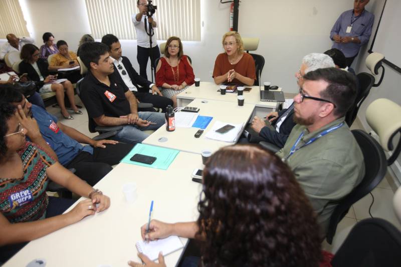 Representantes do Sindicato dos Trabalhadores em Educação Pública do Pará (Sintepp) e Sindicato dos Docentes da Universidade do Estado do Pará (Sinduepa) foram recebidos, nesta terça-feira, 29, na Secretaria de Estado de Administração (Sead), em reunião solicitada pelo próprio Sintepp para tratar sobre o piso salarial dos professores de 2018, concurso público e assuntos específicos da Secretaria de Estado de Educação (Seduc). Participaram da reunião a secretária de Administração, Alice Viana; a secretária adjunta de Administração, Ruth Pina; e a secretaria adjunta de Gestão de Pessoas da Seduc, Dayse Ana Batista. "Reiteramos que o Pará é um dos poucos Estados que mesmo diante da crise econômica não parcelou ou atrasou nenhum pagamento dos servidores e que a remuneração do professor em início de carreira é maior que o piso nacional da categoria. O piso hoje está fixado em R$ 2.455,35, mas no estado o salário inicial chega a R$ 3.772,69. A remuneração média de um professor com 200 horas é de RS 4.834,94 – quase o dobro do piso nacional. Esse tema é o ponto principal em discussão judicial em andamento. Esse ponto já foi amplamente discutido e explicado para o sindicato", explicou a secretária Alice Viana.
FOTO: CARLOS SODRÉ / AG. PARÁ
DATA: 29.05.2018
BELÉM - PARÁ <div class='credito_fotos'>Foto: Carlos Sodré/Agência Pará | <a href='/midias/2018/originais/0fffb48d-1475-43bf-a3a9-e343b32d4a9d.jpg' download><i class='fa-solid fa-download'></i> Download</a></div>