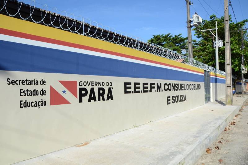 A Secretaria de Estado de Educação (Seduc) entrega as obras de mais duas escolas na Região Metropolitana de Belém. Na manhã desta quarta-feira (13) será inaugurada a Escola de Ensino Fundamental e Médio Professora Consuelo Coelho de Souza (foto), em Ananindeua, e na sexta-feira (15) a população receberá a Escola de Ensino Fundamental e Médio Jorge Lopes Raposo, no Distrito de Icoaraci. Com um investimento total de R$ 7,5 milhões, oriundos do financiamento obtido pelo Estado no Banco Interamericano de Desenvolvimento (BID), as obras de reforma e ampliação dos dois estabelecimentos de ensino beneficiam 2.482 alunos, e integram um pacote de quase 100 projetos do Programa de Melhoria da Qualidade e Expansão da Educação Básica,  executado pela Seduc no contexto do Pacto pela Educação.

FOTO: FERNANDO NOBRE / ASCOM SEDUC
DATA: 12.06.2018
BELÉM - PARÁ <div class='credito_fotos'>Foto: FERNANDO NOBRE/ASCOM SEDUC   |   <a href='/midias/2018/originais/100c8f9d-e96b-4f17-9e10-1b94d372ce38.jpg' download><i class='fa-solid fa-download'></i> Download</a></div>