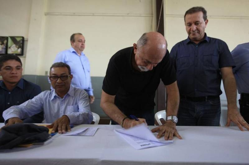 "Hoje é uma nova história, um novo tempo", assim observou o diretor-presidente do Hospital Santa Casa de Misericórdia do município de Óbidos, na região do Baixo Amazonas, a respeito do termo de fomento assinado entre o Governo do Estado, por meio da Secretaria de Saúde Pública (Sespa), e a Associação de Caridade da Santa Casa que garantirá a conclusão da reforma e ampliação da unidade de saúde, orçada em R$ 3,6 milhões. A Santa Casa de Óbidos, unidade quase centenária, fundada em 07/07/1922, é uma das referências em saúde na região formada por municípios da margem esquerda do rio Amazonas. Gerida desde 2014 por uma congregação franciscana, a Santa Casa faz parte do processo de regionalização e descentralização da saúde, que vem sendo promovida pela atual gestão em todas as regiões de integração. Na foto, o Governador do Estado, Simão Jatene (assinando).
FOTO: RODOLFO OLIVEIRA / AG. PARÁ
DATA: 09.03.2018
ÓBIDOS - PARÁ
<div class='credito_fotos'>Foto: Rodolfo Oliveira/Ag. Pará | <a href='/midias/2018/originais/100fab77-dcbe-4e0c-afee-26d0e9c4f7c5.jpg' download><i class='fa-solid fa-download'></i> Download</a></div>