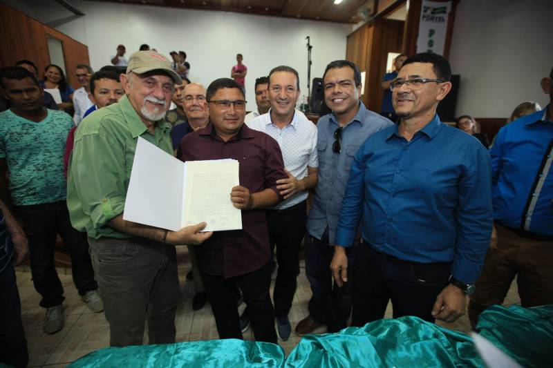 O produtor rural Nilson Corrêa da Silva, 23 anos, mora na comunidade Santo Ezequiel Moreno e produz alimentos em 700 hectares de terra na agrovila Acutipereira, no município de Portel, no arquipélago do Marajó. Mesmo morando e produzindo alimentos na comunidade, ele não possuía título de propriedade de terra. Para beneficiar produtores como Nilson, o governador Simão Jatene entregou, na manhã desta sexta-feira (23), títulos coletivos que beneficiaram mais de mil famílias. Os títulos também beneficiaram comunidades remanescentes de quilombos e povos tradicionais do município marajoara. O Pará foi o Estado que mais titulou áreas em prol dos remanescentes de quilombos no Brasil. Das 170 comunidades tituladas no país, 62 estão no Pará, sendo que destas 53 foram tituladas pelo Instituto de Terras do Pará (Iterpa).

FOTO: MÁCIO FERREIRA / AG. PARÁ
DATA: 23.03.2018
PORTEL - PARÁ <div class='credito_fotos'>Foto: MÁCIO FERREIRA/ AG. PARÁ   |   <a href='/midias/2018/originais/101690dd-a02a-42b7-b0d9-e1cd438ce641.jpg' download><i class='fa-solid fa-download'></i> Download</a></div>