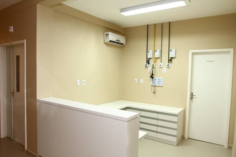 Ao longo dos últimos anos o governo do Pará investiu sistematicamente nos serviços destinados à saúde, o que reflete com saldo positivo nos indicadores da Secretaria de Estado de Saúde Pública (Sespa). De acordo com o Sistema de Informações sobre Orçamentos Públicos em Saúde (Siops), do Ministério da Saúde, nos últimos sete anos (2011-2017) o repasse de recursos feitos pela administração estadual do Pará está acima do limite constitucional de 12%. A série histórica mostra o acréscimo em investimento exclusivo do tesouro estadual no seu orçamento aplicado para construção, reforma e custeio da rede, como laboratórios, aquisição de medicamentos e hemocentros. Em 2011 o repasse foi de 1bilhão 467 milhões - 12,40%. Já em 2017 o Estado superou os números com o repasse de 2 bilhões 158 milhões –14,90%. Na foto, o Hospital Geral de Ipixuna.

FOTO: CRISTINO MARTINS / ARQUIVO AG. PARÁ
DATA: 21.09.2015
IPIXUNA DO PARÁ - PARÁ <div class='credito_fotos'>Foto: Agência Pará   |   <a href='/midias/2018/originais/1017cd87-d453-4a7c-9be4-f78d2670bf12.jpg' download><i class='fa-solid fa-download'></i> Download</a></div>