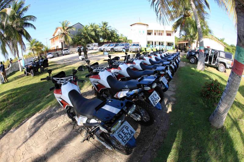 O município de Salinópolis, no nordeste do estado, recebeu nesta quinta-feira, 21, um reforço precioso para o período de férias que se aproxima. O governo do estado entregou 18 novos veículos para reforçar a segurança do município e cidades próximas.
FOTO: RODOLFO OLIVEIRA / AG. PARÁ
DATA: 21.06.2018
SALINÓPOLIS - PARÁ <div class='credito_fotos'>Foto: Rodolfo Oliveira/Ag. Pará | <a href='/midias/2018/originais/101cb488-0be3-4f04-8f84-30448cc428a0.jpg' download><i class='fa-solid fa-download'></i> Download</a></div>