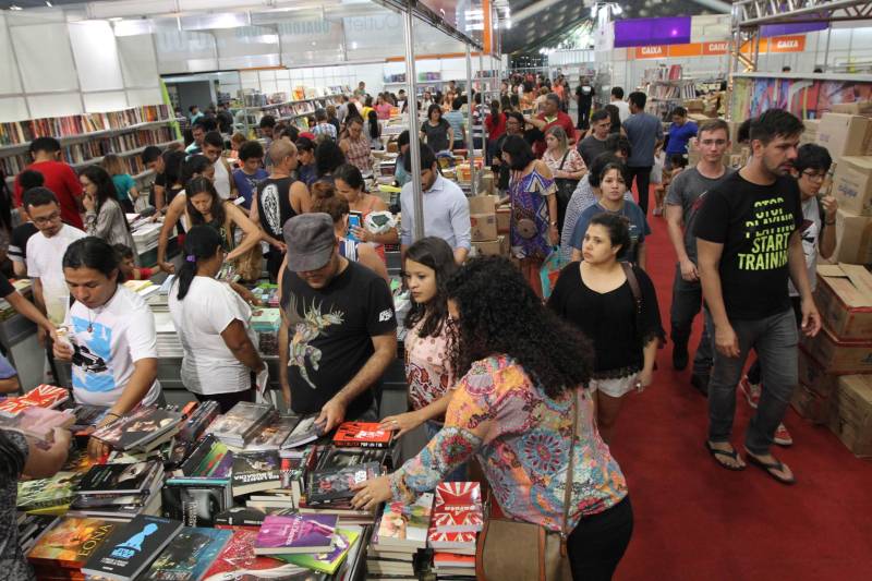 Uma programação extensa e diversificada marcou a abertura das atividades da XXII Feira Pan-Amazônica do Livro (foto) neste sábado (2), no Hangar – Centro de Convenções e Feiras da Amazônia, em Belém. Um grande público compareceu no primeiro dia, aproveitando as atrações culturais e as exposições nos estandes de livros.

FOTO: CRISTINO MARTINS / AG. PARÁ
DATA: 02.06.2018
BELÉM - PARÁ <div class='credito_fotos'>Foto: Cristino Martins/Ag. Pará   |   <a href='/midias/2018/originais/101d0218-ab34-4f7a-a668-f1148f6ee366.jpg' download><i class='fa-solid fa-download'></i> Download</a></div>