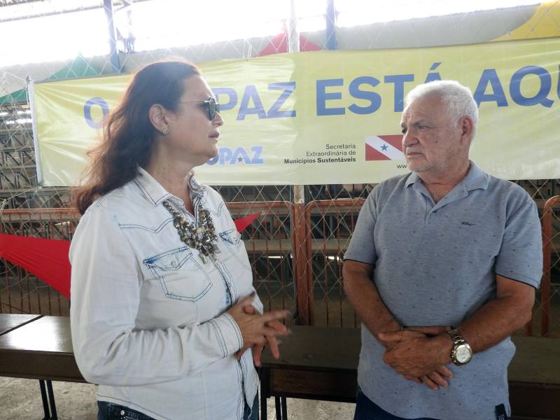 Termina neste sábado, 17, o atendimento da Caravana Pro Paz Cidadania em Bragança, município localizado na região nordeste do estado. Com o apoio da prefeitura e secretarias estaduais, a ação começou na quinta-feira, 15, no ginásio do Senai. Até o momento, mais de dois mil atendimentos foram feitos. A população pode solicitar a emissão de RG, CPF, certidão de nascimento (1° e 2° via), Id Jovem, identidade de nome social e aconselhamento jurídico. Na foto, Mônica Altman, presidente da Fundação Pro Paz (e).
FOTO: CARLOS SODRÉ / AG. PARÁ
DATA: 16.03.2018
BRAGANÇA - PARÁ <div class='credito_fotos'>Foto: Carlos Sodré/Agência Pará | <a href='/midias/2018/originais/1023f78b-e5d8-4dba-a449-89ca47b7b557.jpg' download><i class='fa-solid fa-download'></i> Download</a></div>