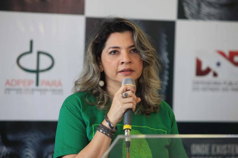 Com o mote “Defensoras e Defensores Públicos pelo direito à documentação pessoal: onde existem pessoas, nós enxergamos cidadãos", a Associação Nacional dos Defensores Públicos (Anadep) lançou, pela primeira vez, a Campanha Nacional na Região Norte. Este ano, a campanha tem por objetivo mostrar à sociedade que a Defensoria Pública pode ajudar o cidadão a obter e/ou retificar a documentação básica. O Mercado Francisco Bolonha, localizado no Complexo Mercado Ver-O-Peso, foi o local escolhido para sediar o evento, nesta sexta-feira (4). Na ocasião, houve um grande mutirão de atendimento ao público, com orientação jurídica e esclarecimento de dúvidas para cerca de 800 cidadãos paraenses. A iniciativa teve o apoio da Defensoria Pública do Estado do Pará, da Associação dos Defensores Públicos do Pará (Adpep-PA) e do Colégio Nacional de Defensores Gerais (Condege). Na foto, a presidente da Adpep, Mônica Belém.
FOTO: RODOLFO OLIVEIRA / AG. PARÁ
DATA: 04.05.2018
BELÉM - PARÁ <div class='credito_fotos'>Foto: Rodolfo Oliveira/Ag. Pará | <a href='/midias/2018/originais/10287565-c5a3-4808-9054-a78ac504a407.jpg' download><i class='fa-solid fa-download'></i> Download</a></div>