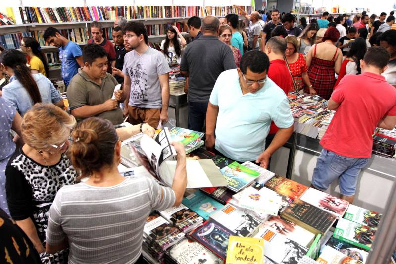 Uma programação extensa e diversificada marcou a abertura das atividades da XXII Feira Pan-Amazônica do Livro (foto) neste sábado (2), no Hangar – Centro de Convenções e Feiras da Amazônia, em Belém. Um grande público compareceu no primeiro dia, aproveitando as atrações culturais e as exposições nos estandes de livros.

FOTO: CRISTINO MARTINS / AG. PARÁ
DATA: 02.06.2018
BELÉM - PARÁ <div class='credito_fotos'>Foto: Cristino Martins/Ag. Pará   |   <a href='/midias/2018/originais/102de6d0-6490-46f4-b12a-e5aec62e17a0.jpg' download><i class='fa-solid fa-download'></i> Download</a></div>