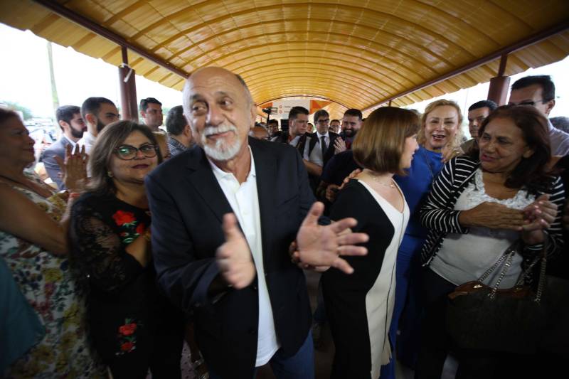 Um espaço moderno, com atendimento de alta qualidade. Assim é o Centro Integrado de Inclusão e Reabilitação (CIIR), inaugurado pelo Governo do Estado na tarde desta quarta-feira (30). O centro integra vários serviços em um único local. Da assistência médica, odontológica, passando pela reabilitação, capacitação, oficinas para produção de próteses e serviço de apoio e diagnósticos em crianças, jovens e adultos com deficiência no Estado do Pará. Localizado na rodovia Arthur Bernardes, em Belém, às margens da Baía do Guajará, o Centro Integrado é o primeiro na região Norte e fica em uma área total de mais de 40 mil metros quadrados. A obra foi iniciada em março de 2014 e está orçada em mais de R$ 32 milhões, recursos do tesouro estadual. O CIIR faz parte das ações previstas pelo Governo do Estado ampliando os serviços já oferecidos pela Secretaria de Estado de Saúde Pública (Sespa). 

FOTO: ANTÔNIO SILVA / AG. PARÁ 
DATA: 30.05.2018 
BELÉM - PARÁ <div class='credito_fotos'>Foto: Antônio Silva/Ag. Pará   |   <a href='/midias/2018/originais/1048640d-d342-4280-96a4-baf5488bc83d.jpg' download><i class='fa-solid fa-download'></i> Download</a></div>