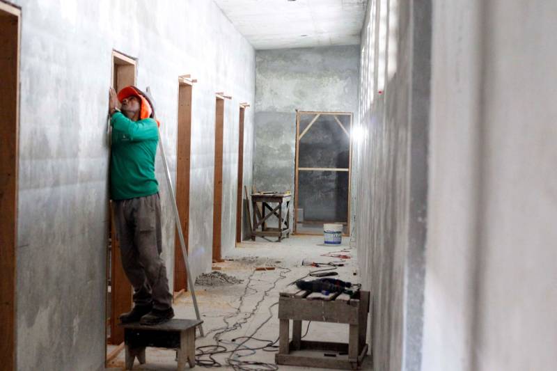 As obras de ampliação de dois novos pavilhões no Centro de Recuperação Penitenciário do Pará I (CRPP I), localizado no Complexo Penitenciário de Santa Izabel, já estão com mais de 70% do cronograma concluído. A obra é de responsabilidade da Secretaria de Estado de Desenvolvimento e Obras Públicas (Sedop) e executada pela M.D.S Construtora e Incorporadora, empresa contratada. Com a ampliação do CRPP I serão abertas 342 novas vagas para a custódia dos internos da Superintendência do Sistema Penitenciário do Estado (Susipe).

FOTO: AKIRA ONUMA/ASCOM SUSIPE
DATA: 28.11.2018
SANTA IZABEL- PARÁ <div class='credito_fotos'>Foto: Akira Onuma / Ascom Susipe   |   <a href='/midias/2018/originais/105121ed-e65c-4a22-ad09-0d6c8bf88959.jpg' download><i class='fa-solid fa-download'></i> Download</a></div>