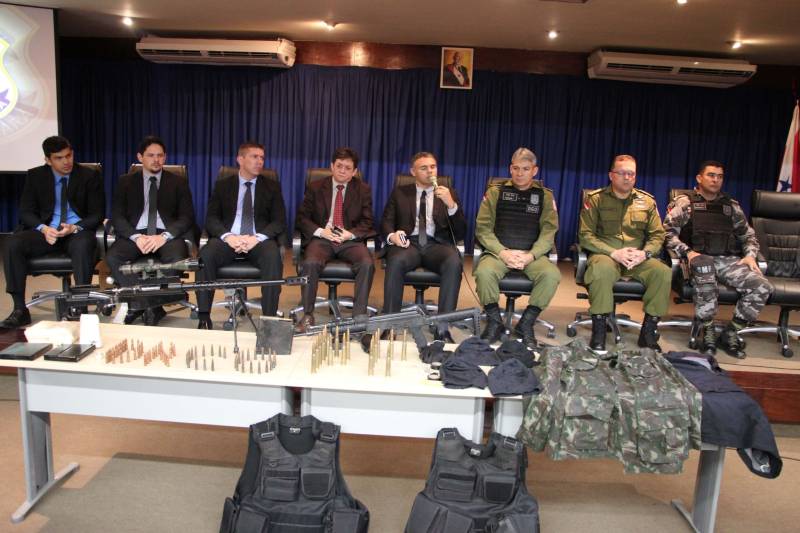 A Polícias Civil e Militar apresentaram, nesta segunda-feira (23), em entrevista coletiva, na Delegacia-Geral, em Belém, informações sobre a operação integrada que resultou na prisão do maranhense Adriano da Silva Brandão, conhecido como "Adriano Pânico" ou "General", considerado um dos maiores assaltantes de carros-fortes em atuação no Brasil e líder de um grupo especializado nesse tipo de modalidade criminosa. Com ele, os policiais apreenderam um fuzil AK 47 - arma de guerra -, dezenas de munições; dois coletes à prova de balas; quatro capuzes tipo "balaclava"; luvas; cordel detonador de explosivos; carregadores de armas e roupas camufladas . O material (foto) é usado em ataques a veículos de empresas de transporte de valores. Adriano é um dos envolvidos no ataque a dois carros-fortes da empresa Prosegur em 30 de novembro do ano passado, perto da fazenda Cedro, a 50 quilômetros da sede de Marabá, sudeste do Estado. Com a prisão de Adriano, três envolvidos no assalto estão presos, um morreu e outros três estão foragidos. Na ocasião, os veículos faziam o transporte de numerários para agências bancárias na região, quando a estrada foi bloqueada por um bando armado de cerca de oito homens em três carros.
FOTO: ASCOM / POLÍCIA CIVIL
DATA: 23.04.2018
BELÉM - PARÁ <div class='credito_fotos'>Foto: Ascom / Polícia Civil | <a href='/midias/2018/originais/1054b39f-bb22-464f-8250-3231b02b4d46.jpg' download><i class='fa-solid fa-download'></i> Download</a></div>