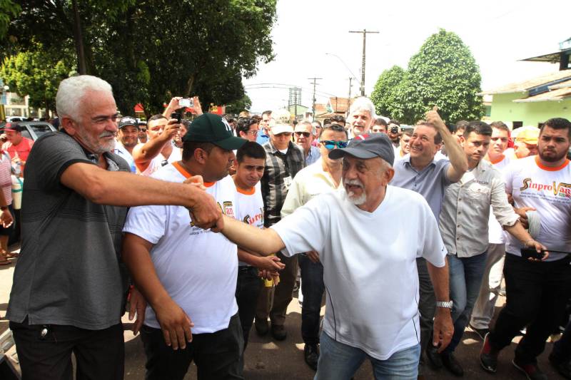 O governador Simão Jatene, na manhã deste sábado (14), no município de Castanhal, nordeste do Pará, assinou oficialmente a lei que regulamenta o serviço de transporte alternativo intermunicipal de passageiros. A cerimônia ocorreu no ginásio Loyola Passarinho.

FOTO: CRISTINO MARTINS / AG. PARÁ
DATA: 14.04.2018
CASTANHAL - PARÁ <div class='credito_fotos'>Foto: Cristino Martins/Ag. Pará   |   <a href='/midias/2018/originais/105854fd-b195-44f8-8119-d20d97908e86.jpg' download><i class='fa-solid fa-download'></i> Download</a></div>