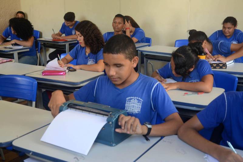 Com um desempenho irretocável no Campeonato Paralímpico Estudantil 2018, que ocorreu em São Paulo, neste mês de novembro, entre os dias 21e 23, Lucas Costa (foto), da Escola Estadual Barão do Rio Branco, localizada no bairro de Nazaré, em Belém, subiu três vezes ao topo do pódio por vencer as provas dos 60, 100 e 800 metros no Atletismo.

FOTO: FERNANDO NOBRE / ASCOM SEDUC
DATA: 27.11.2018
BELÉM - PARÁ <div class='credito_fotos'>Foto: FERNANDO NOBRE/ASCOM SEDUC   |   <a href='/midias/2018/originais/105b813a-e97f-45cd-b9e5-20a1747e678d.jpg' download><i class='fa-solid fa-download'></i> Download</a></div>