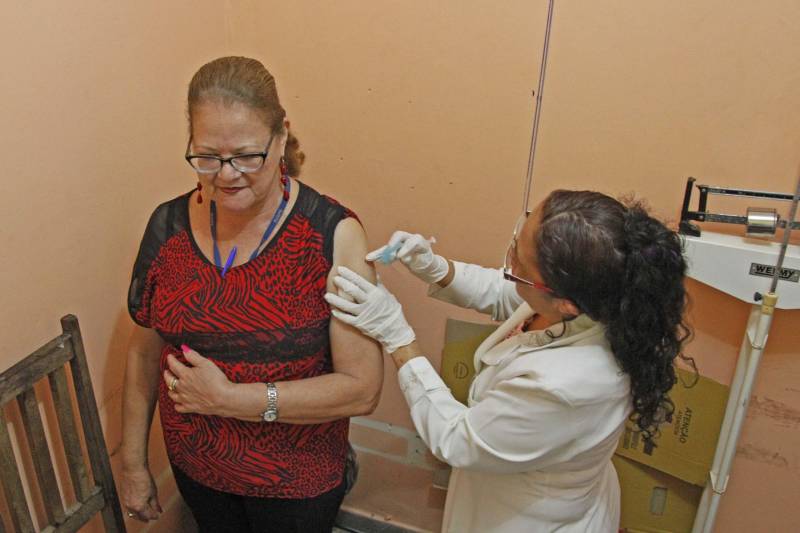 Cerca de 219 internos custodiados na Central de Triagem da Cremação (CTCREMA), em Belém, receberão a vacina contra a gripe H1N1, a partir desta sexta-feira (4). Os detentos e funcionários (foto) do sistema prisional fazem parte do público-prioritário da campanha de vacinação do Ministério da Saúde (MS), juntamente com as crianças a partir dos seis meses e menores de cinco anos, idosos acima de 60 anos, trabalhadores da saúde, povos indígenas, gestantes e mulheres com até 45 dias após o parto.
FOTO: AKIRA ONUMA / ASCOM SUSIPE
DATA: 04.05.2018
BELÉM - PARÁ <div class='credito_fotos'>Foto: Akira Onuma / Ascom Susipe | <a href='/midias/2018/originais/1060af26-1968-479d-8e55-a9d52abba92c.jpg' download><i class='fa-solid fa-download'></i> Download</a></div>
