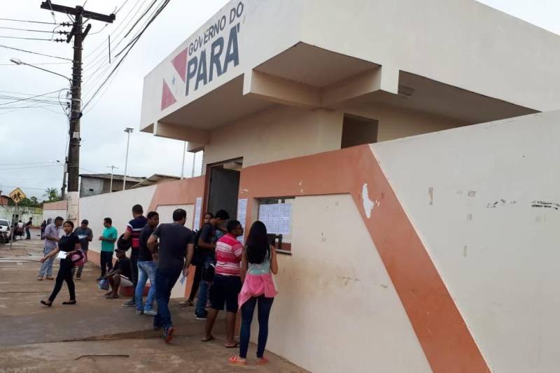 Penitenciário do Estado (Susipe) que oferece 969 vagas iniciou neste domingo, 11, pela manhã. Dos 17.545 que deveriam fazer a prova no período da manhã, 12.391 compareceram para concorrer aos cargos de Assistente Administrativo, Enfermagem, Pedagogo (Especialista em Educação) e Técnico em Gestão de Informática, cargos com provas pela manhã. De acordo com a empresa AOCP Concursos Públicos, organizadora do certame, 5.063 candidatos faltaram representando 29.01% do quantitativo que deveria fazer a prova nesta manhã. O concurso também terá provas a tarde e no próximo domingo, 18. Em Castanhal, dos 1.740 candidatos inscritos para o cargo de assistente administrativo, 452 faltaram, mais de 25% do total de inscritos. O candidato Werleson Silveira veio de Bragança fazer a prova em Castanhal. Ele já é concurseiro e está ansioso pra entrar no mercado de trabalho. “É o terceiro concurso que faço, mas ainda não consegui passar. Estou confiante neste concurso. Estudei em casa mesmo. Comprei apostila e assisti às aulas pela internet também. Estou desempregado e espero ter um bom resultado”, disse. Infelizmente nem todos conseguiram fazer prova. O candidato Emanoel Oliveira veio de Mocajuba na noite de ontem (17). Ele passou 7h na estrada, mas chegou um minuto atrasado e os portões já tinham sido fechados no Instituto Federal de Educação Tecnológica (IFPA) em Castanhal. “Perdi meu cartão de inscrição e aí minha namorada falou que meu local de prova era na UFPA. Cheguei lá e me disseram que a prova era no IFPA. Com essa confusão da escola acabei me atrasando e perdi a prova. Agora é tentar na próxima”, contou.
FOTO: ASCOM / SEAD
DATA: 11.03.2018
ALTAMIRA - PARÁ <div class='credito_fotos'>Foto: ASCOM SEAD | <a href='/midias/2018/originais/1067353c-fe0a-450a-abad-14bfbd6d3534.jpg' download><i class='fa-solid fa-download'></i> Download</a></div>