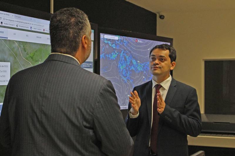 O embaixador do Canadá no Brasil, Riccardo Savone, visitou o Centro Integrado de Monitoramento Ambiental (Cimam) da Secretaria de Estado de Meio Ambiente e Sustentabilidade (Semas), na quarta-feira (2). Acompanhado de Jason Reeve, conselheiro-chefe do Departamento Comercial canadense, ele conheceu as ferramentas de conservação ambiental utilizadas pelo estado. O secretário estadual de Meio Ambiente e Sustentabilidade, Thales Belo (foto), apresentou o Centro e detalhou o funcionamento das agendas (verde, azul, cinza e marrom) e do Sistema de Alerta do Desmatamento. O embaixador ficou satisfeito com a visita. “Sendo representante do governo do Canadá aqui no Brasil, é muito importante entender quais são as ferramentas utilizadas pelo país e, principalmente, pelo Pará, para proteger e preservar o meio ambiente. Realmente, estou muito contente em conhecer o Centro de Monitoramento”, disse.
FOTO: ASCOM / SEMAS
DATA: 03.05.2018
BELÉM - POARÁ <div class='credito_fotos'>Foto: ASCOM SEMAS | <a href='/midias/2018/originais/106ba6c5-f48c-4c2d-891d-dfdfdc0eedbd.jpg' download><i class='fa-solid fa-download'></i> Download</a></div>