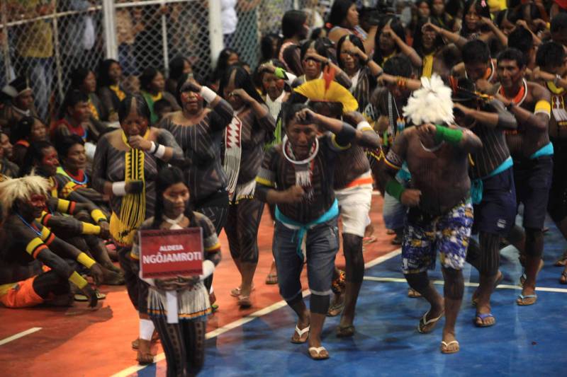 O dia começou cedo para os participantes da Semana dos Povos Indígenas, que ocorre em São Félix do Xingu, no sudeste do Pará. A vasta programação se estendeu durante toda a segunda-feira (16), com os serviços ofertados pelo Estado, os jogos e abertura oficial, à noite. Nesta segunda-feira também começaram as competições. Além do atletismo, com a corrida de 100 metros rasos para homens e mulheres, houve partidas de futsal feminino e de cabo de guerra masculino e feminino. Espalhados por diversos espaços da cidade, os jogos são uma atração muito esperada, tanto pelos índios quanto pelo público que prestigia as disputas.
FOTO: RODOLFO OLIVEIRA / AG. PARÁ
DATA: 16.04.2018
SÃO FÉLIX DO XINGU - PARÁ <div class='credito_fotos'>Foto: Rodolfo Oliveira/Ag. Pará | <a href='/midias/2018/originais/106e3c76-861d-43cf-afcf-8bf7b4be4bb9.jpg' download><i class='fa-solid fa-download'></i> Download</a></div>