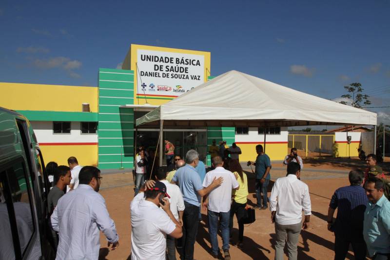 O município de Jacundá, no sudeste paraense, recebeu nesta sexta-feira (6) importantes investimentos em segurança e infraestrutura. O Governo do Estado repassou para o policiamento do município 5 viaturas e 2 veículos para o reforço das ações Departamento de Trânsito do Estado (Detran). Foi entregue ainda a ordem de serviço para a pavimentação asfáltica de cinco quilômetros de vias, na ordem de R$ 3 milhões. A cerimônia foi no salão paroquial da Igreja de Nossa Senhora do Perpetuo Socorro, conduzida pela secretária de Municípios Sustentáveis, Izabela Jatene, que representou o governador Simão Jatene, e contou com a participação de representantes de parlamentares, lideranças comunitárias, entre outras autoridades municipais. Na foto, inauguração Unidade Básica de Saúde de Jacundá.
FOTO: CRISTINO MARTINS / AG. PARÁ
DATA: 06.07.2018
JACUNDÁ - PARÁ <div class='credito_fotos'>Foto: Cristino Martins/Ag. Pará | <a href='/midias/2018/originais/1070ba86-482e-42f6-bfe4-12873dd48108.jpg' download><i class='fa-solid fa-download'></i> Download</a></div>