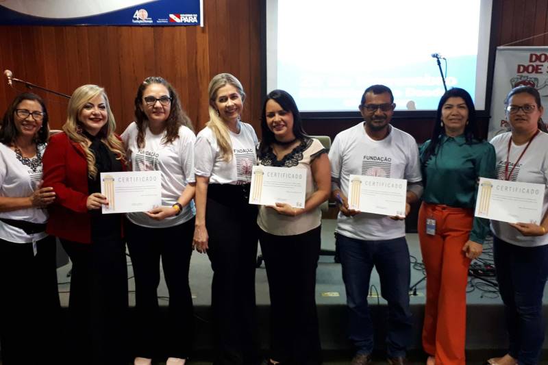 O terceiro dia da programação da Semana Comemorativa ao Doador de Sangue 2018, promovida pela Fundação Centro de Hemoterapia e Hematologia do Pará (Hemopa), contou com Workshop de Captação em Hemoterapia, realizado nesta terça-feira (27), das 8 às 12 h. Mais de 150 profissionais que atuam na área de saúde participaram do evento como agentes multiplicadores, incentivando a doação voluntária de sangue e orientando outros profissionais, usuários e seus familiares.


FOTO: ASCOM HEMOPA
DATA: 27.11.2018
BELÉM - PARÁ <div class='credito_fotos'>Foto: Ascom Hemopa   |   <a href='/midias/2018/originais/1073a1f3-3951-4511-98bd-4f916102014d.jpg' download><i class='fa-solid fa-download'></i> Download</a></div>