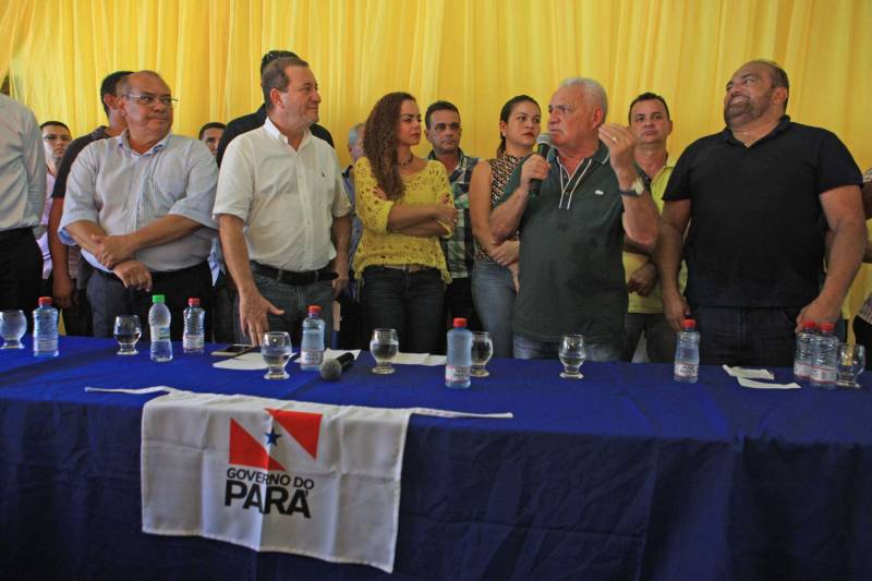 A agenda de fortalecimento das gestões municipais por meio da integração entre governo do Estado e prefeituras teve novo capítulo nesta segunda-feira (4) em Bragança, no nordeste do Pará, com a celebração de convênios que viabilizam obras e serviços nas áreas de infraestrutura e educação. A secretária extraordinária de Municípios Sustentáveis, Izabela Jatene, cumpriu agenda no município, pela manhã, ao lado de deputados federais e estaduais e autoridades locais. Na ocasião, ela entregou 16 novas viaturas para a Polícia Militar, para reforçar o trabalho de segurança pública na região. A cerimônia de assinatura dos convênios ocorreu no salão paroquial da comunidade Imaculada Conceição, às margens da Rodovia PA-112. “O governo do Estado está aqui hoje para cumprir mais uma agenda que tem como objetivo garantir autonomia às gestões municipais por meio da pactuação com o Estado. Vale lembrar que isso só é possível porque o Pará tem contas equilibradas que permitem que os investimentos não parem e porque Bragança está com a situação fiscal em dia. E, claro, porque vocês pagaram seus impostos”, frisou Izabel Jatene. Na foto, o prefeito de Bragança, Raimundo de Oliveira.

FOTO: RODOLFO OLIVEIRA / AG. PARÁ
DATA: 04.06.2018
BELÉM - PARÁ <div class='credito_fotos'>Foto: Rodolfo Oliveira/Ag. Pará   |   <a href='/midias/2018/originais/10761233-f495-4e7a-8cd2-6ce83eb2980d.jpg' download><i class='fa-solid fa-download'></i> Download</a></div>